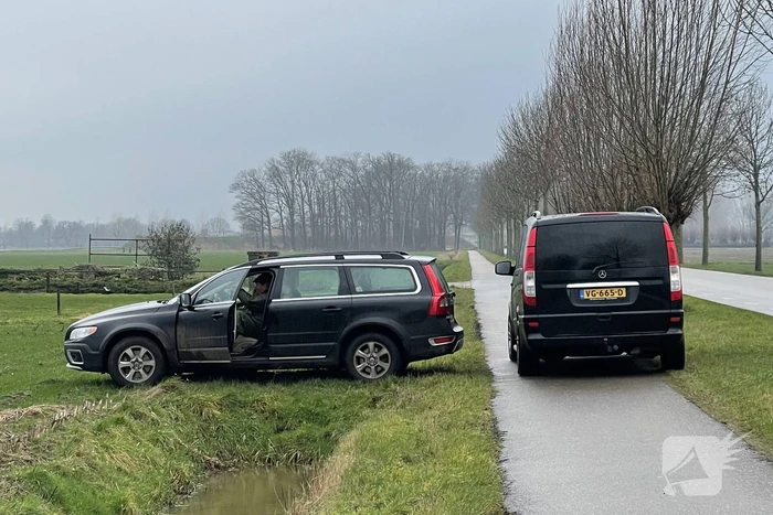 Jager schiet op auto van autobedrijf