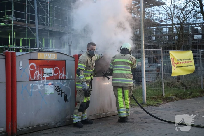 Brand in plastic container snel geblust
