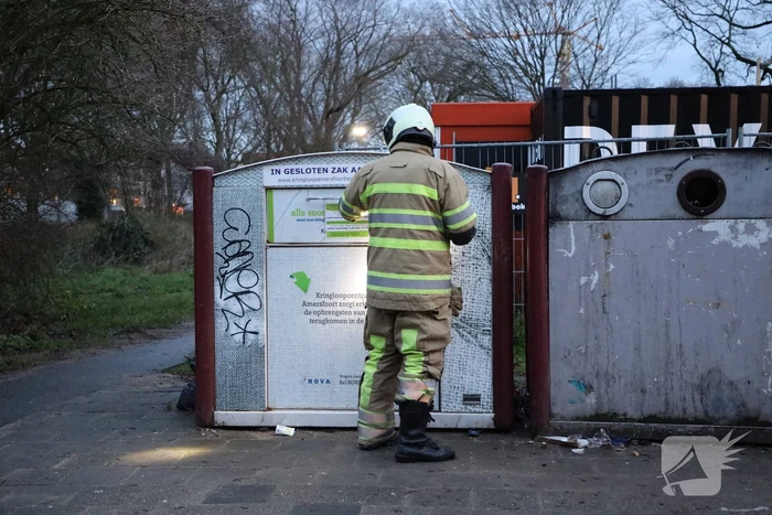 Brand in plastic container snel geblust