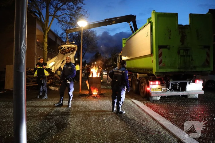 ROVA verwijdert stapel houten pallets in Soesterkwartier