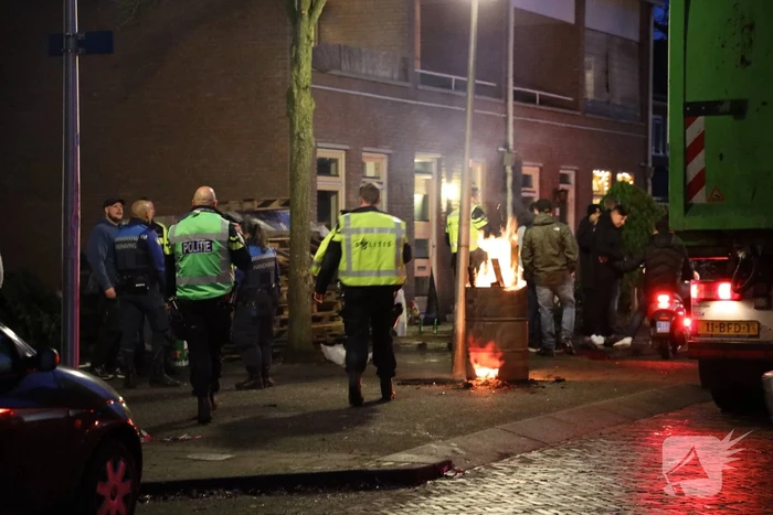 ROVA verwijdert stapel houten pallets in Soesterkwartier