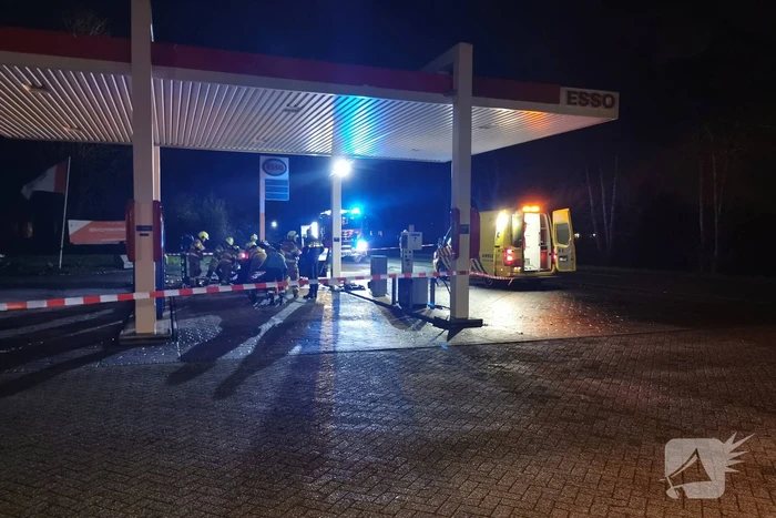 Auto crasht tegen benzinestation