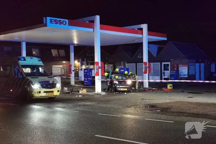 Auto crasht tegen benzinestation