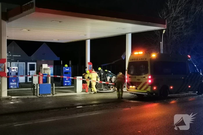 Auto crasht tegen benzinestation