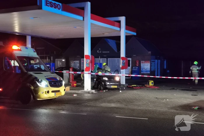 Auto crasht tegen benzinestation