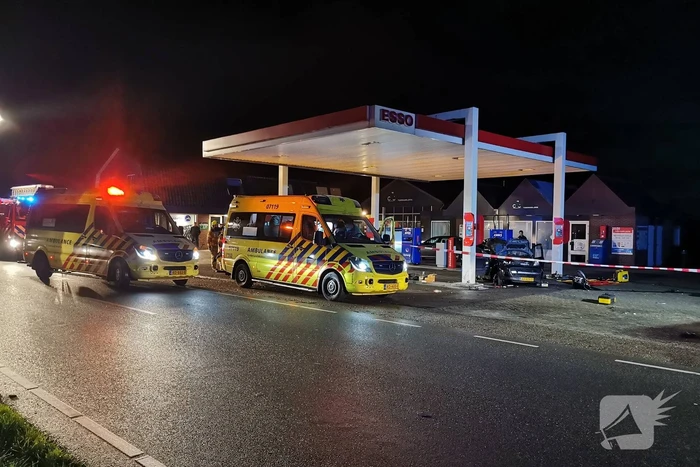 Auto crasht tegen benzinestation