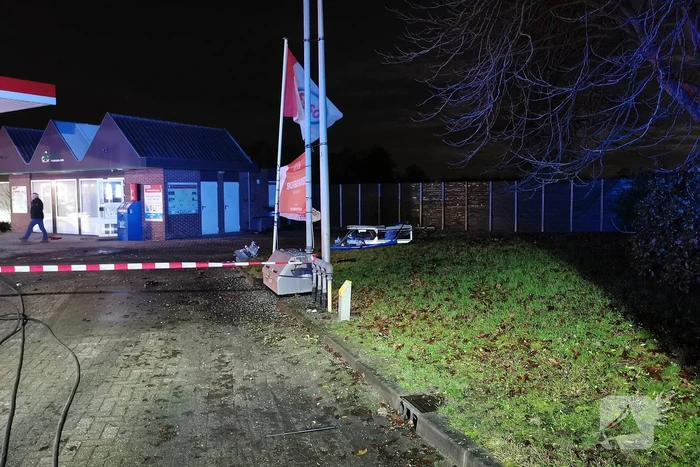 Auto crasht tegen benzinestation