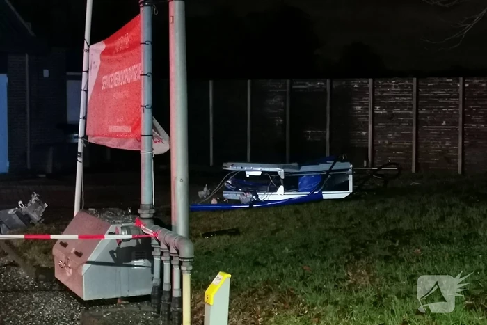 Auto crasht tegen benzinestation