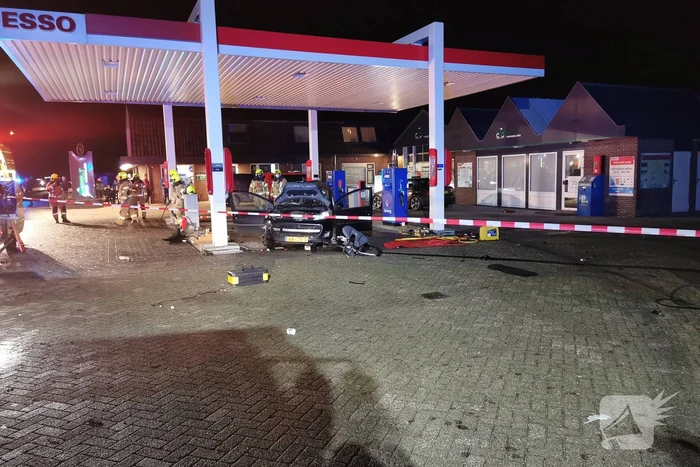 Auto crasht tegen benzinestation