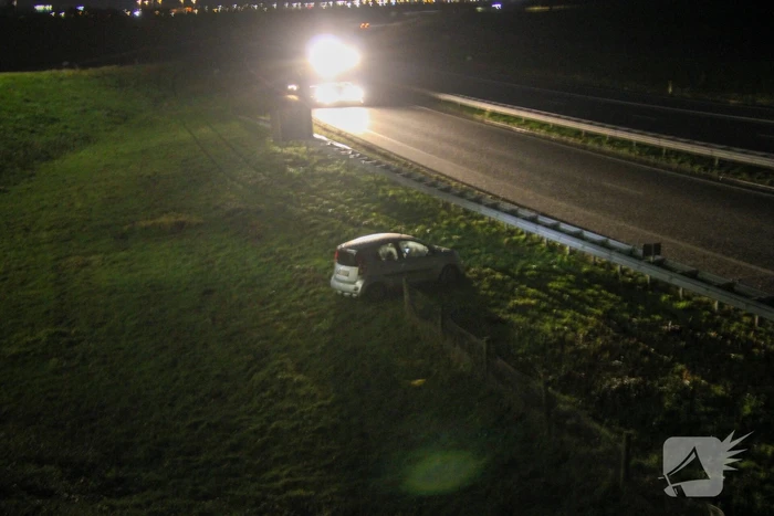 Auto belandt onderaan talud