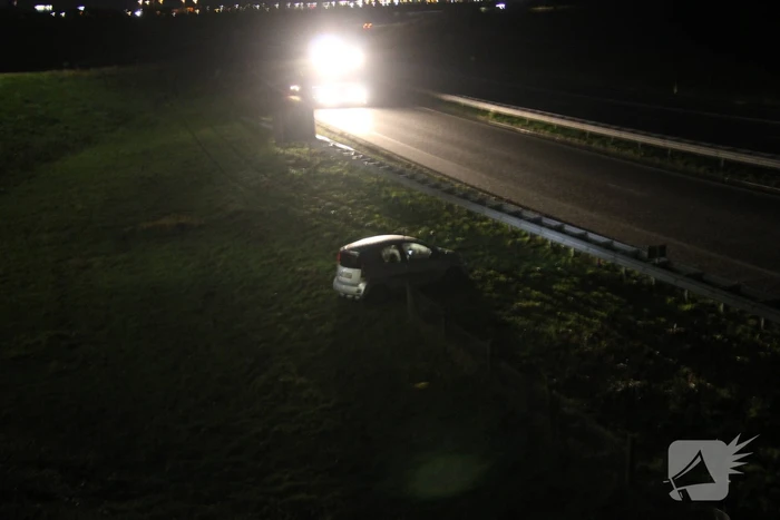 Auto belandt onderaan talud