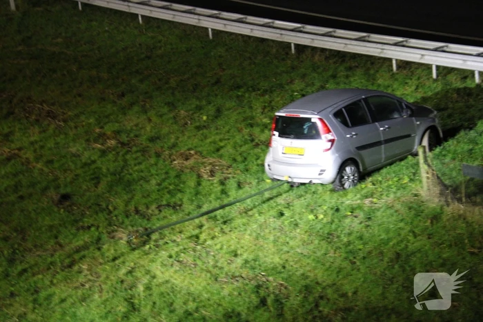 Auto belandt onderaan talud