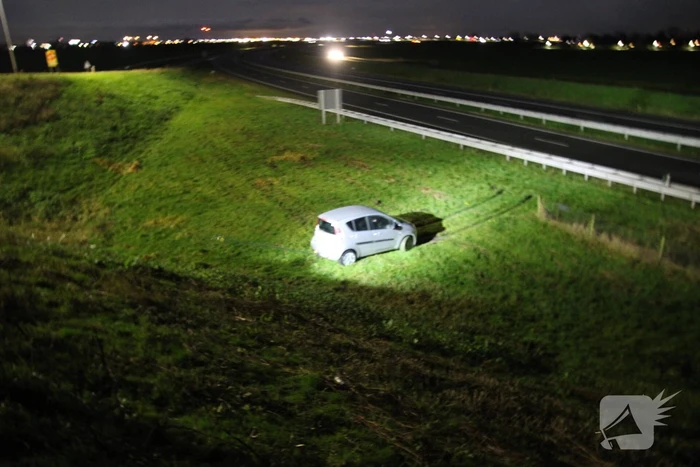 Auto belandt onderaan talud