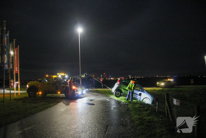 Auto belandt onderaan talud