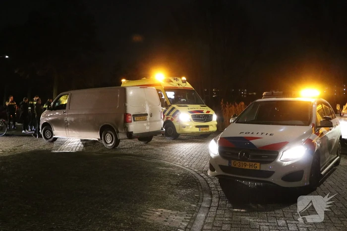 Fietser geschept door bestelbus