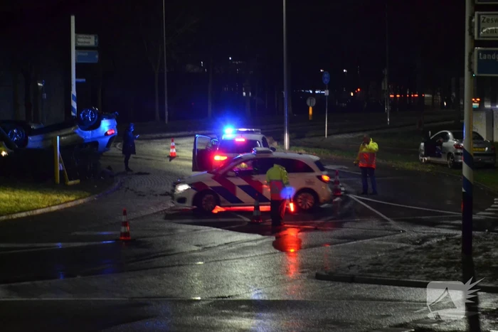 Auto belandt op de kop op rotonde