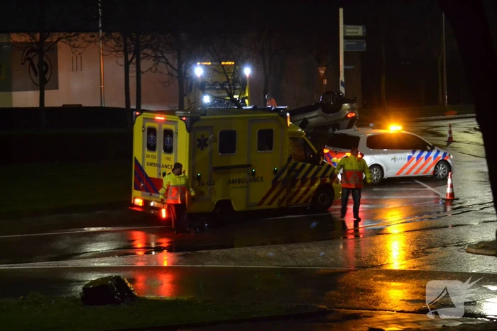 Auto belandt op de kop op rotonde