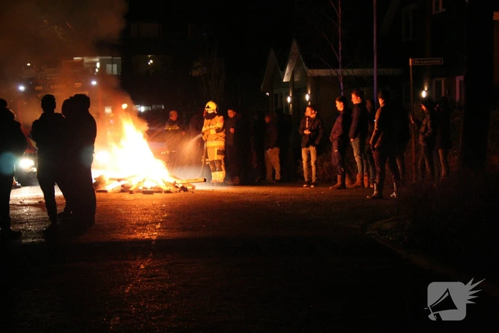 Vreugdevuur door de brandweer geblust
