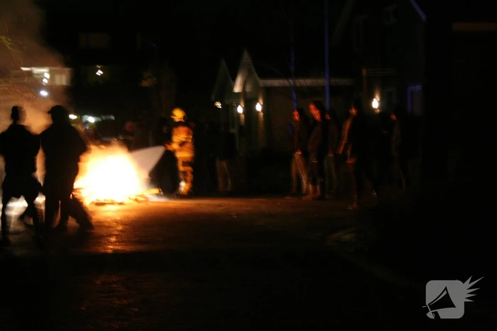 Vreugdevuur door de brandweer geblust
