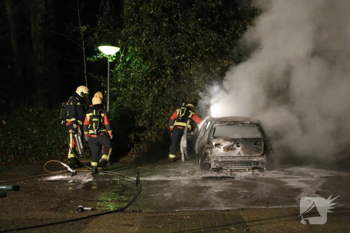 Auto compleet verwoest door brand