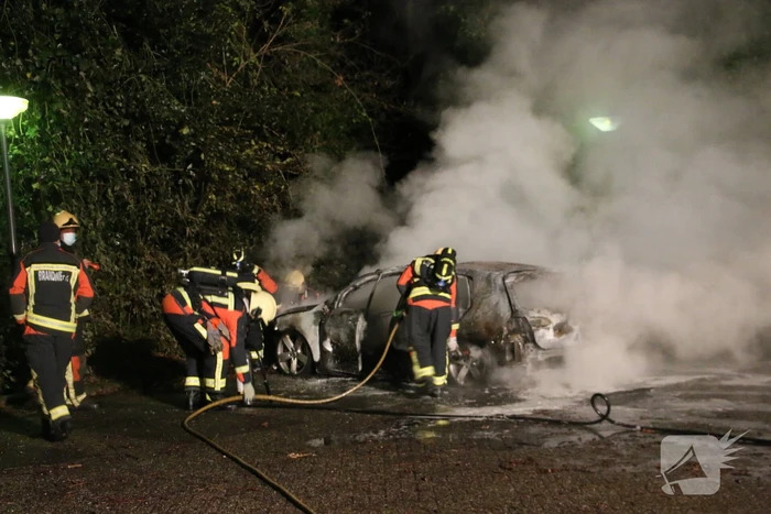 Auto compleet verwoest door brand