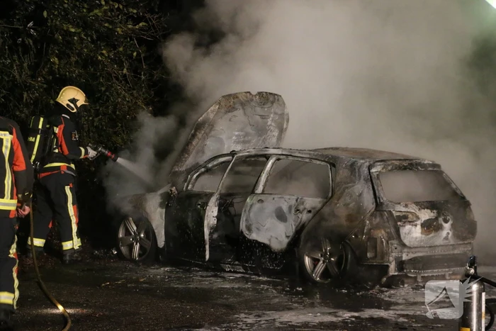 Auto compleet verwoest door brand
