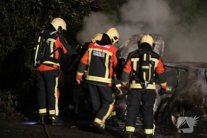 Auto compleet verwoest door brand