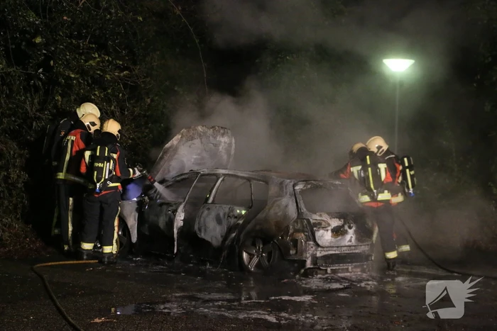 Auto compleet verwoest door brand