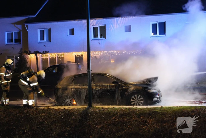 Autobrand snel geblust door brandweer