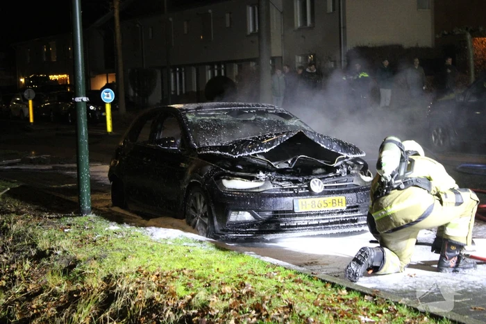 Autobrand snel geblust door brandweer