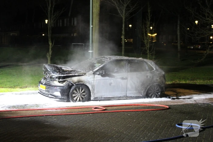 Autobrand snel geblust door brandweer