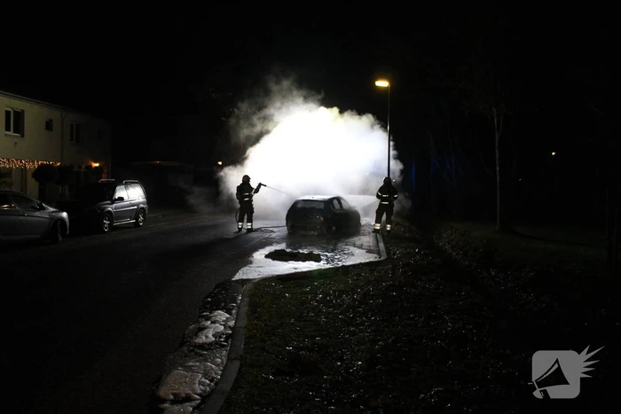 Autobrand snel geblust door brandweer
