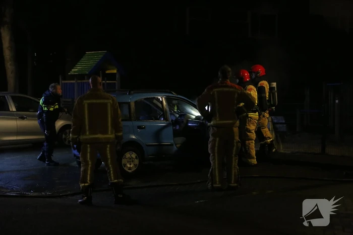 Geparkeerde auto in lichterlaaie