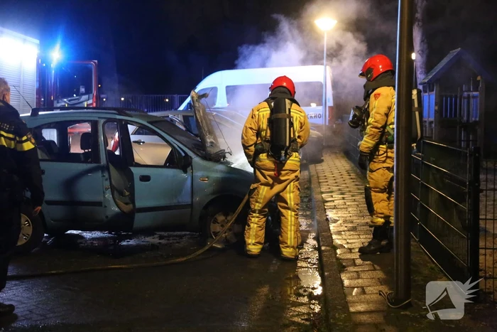 Geparkeerde auto in lichterlaaie
