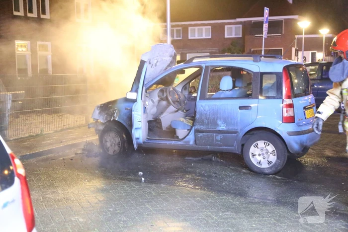 Geparkeerde auto in lichterlaaie