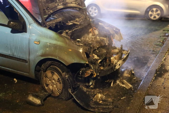 Geparkeerde auto in lichterlaaie