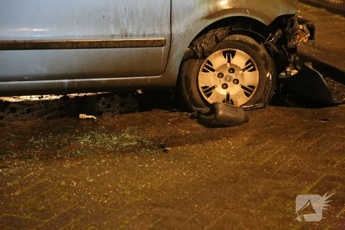 Geparkeerde auto in lichterlaaie