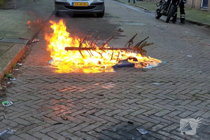 Kerstboom in brand gestoken