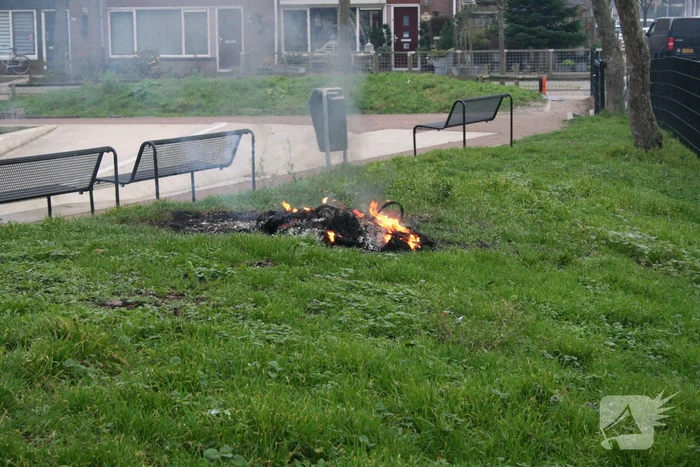 Rommel en vuurtonnen in brand gestoken