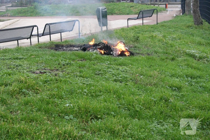 Rommel en vuurtonnen in brand gestoken