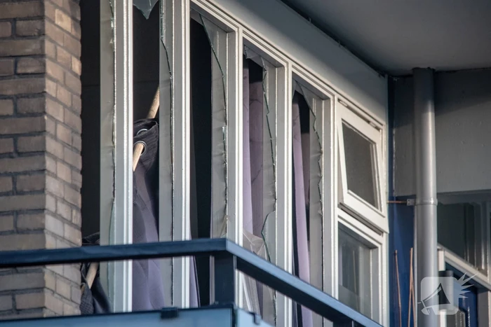Vuurwerkbom ontploft in woning, bewoner gewond