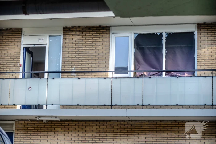 Vuurwerkbom ontploft in woning, bewoner gewond