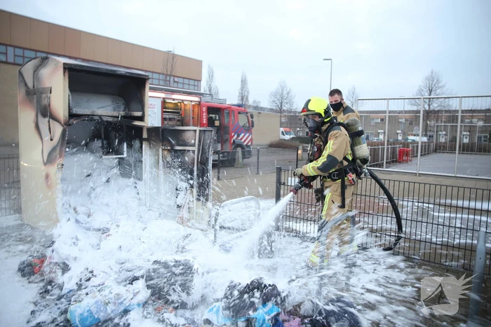 Flinke vlammen bij brand in kledingcontainer