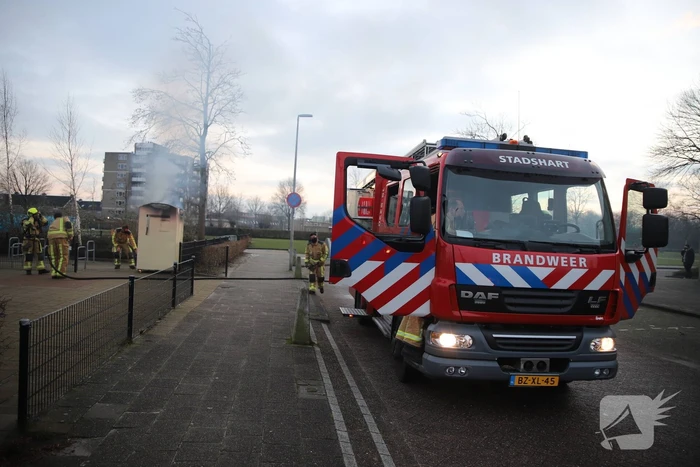Flinke vlammen bij brand in kledingcontainer