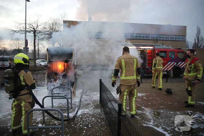 Flinke vlammen bij brand in kledingcontainer