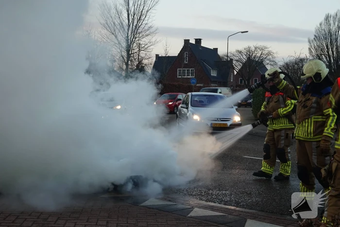 Stapel autobanden in brand gestoken