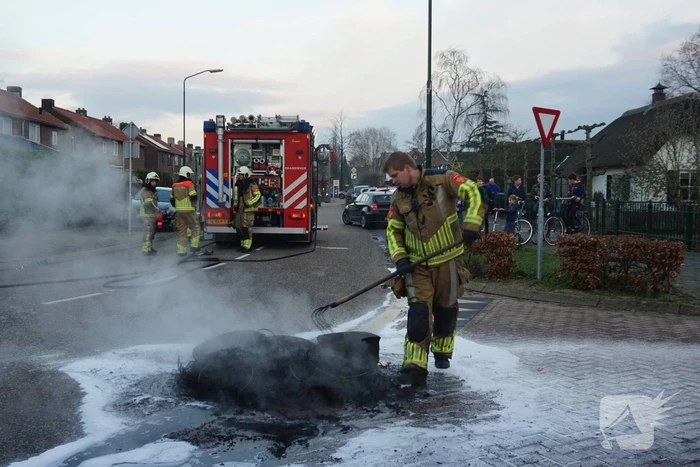 Stapel autobanden in brand gestoken
