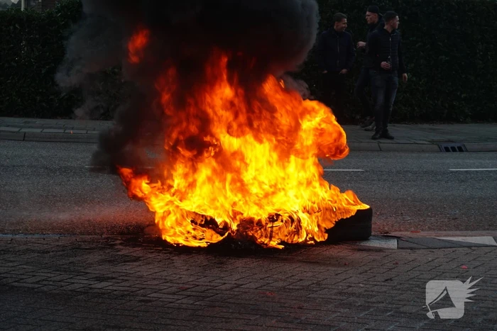 Stapel autobanden in brand gestoken