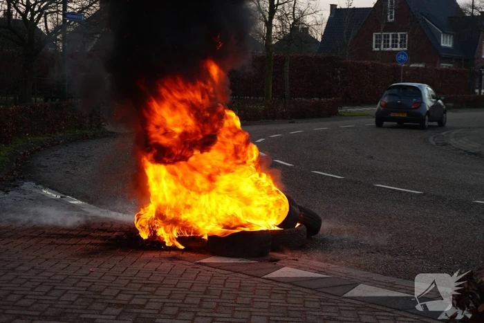 Stapel autobanden in brand gestoken