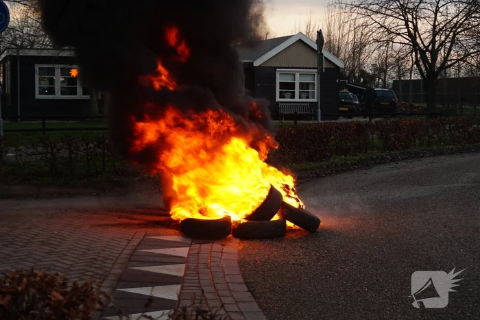 Stapel autobanden in brand gestoken